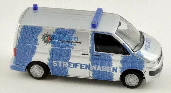 Rietze 53464 - Volkswagen T5 ´10 Streifenwagen Polizei NRW - 1:87© Social Impact Studio Hochschule D